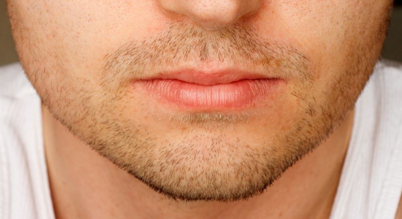 薄い口ひげと顎髭